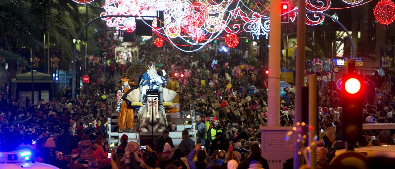 Imagen de la última Cabalgata de Reyes celebrada en Alicante, en enero de 2020, poco antes de estallar la pandemia