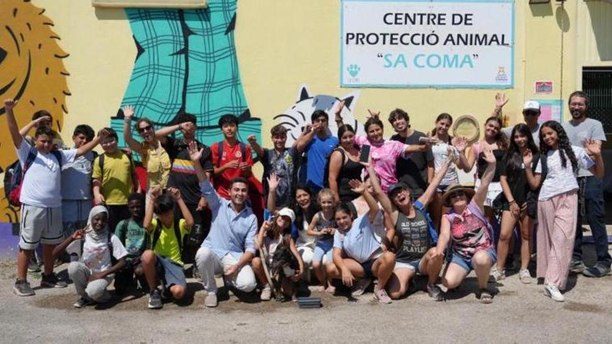 Los jóvenes de visita en Sa Coma.
