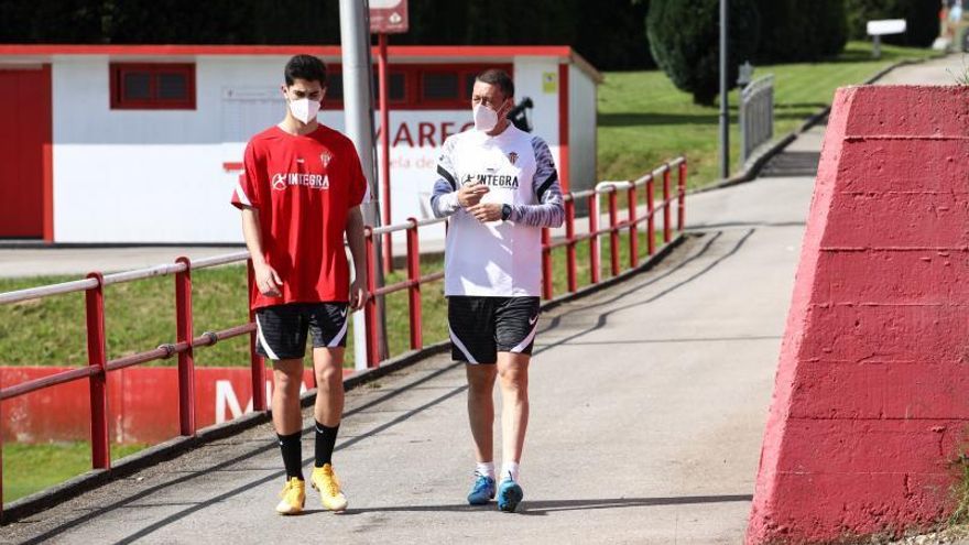 Sergio Sánchez, en Mareo, junto a uno de los jugadores del Sporting B.