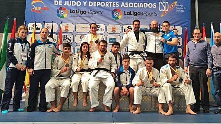Los participantes gallegos en el Campeonato de España de jiujitsu.