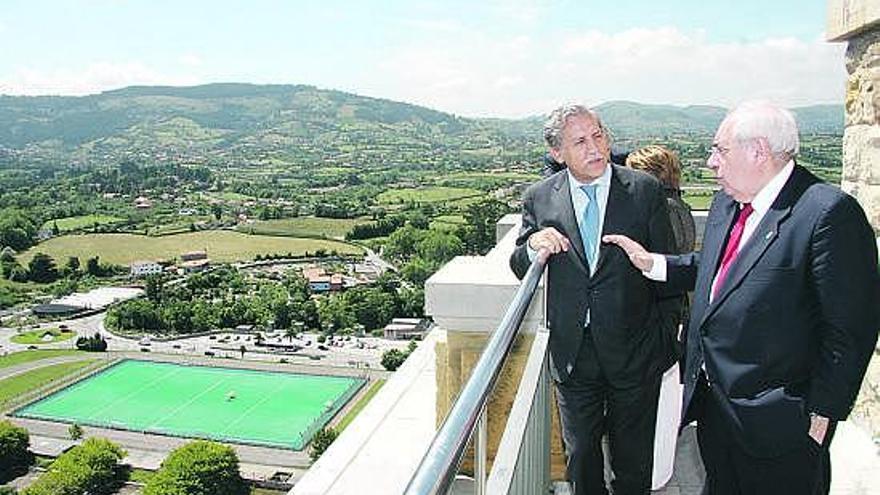 Vicente Álvarez Areces (a la derecha) y Diego López Garrido, ayer, en lo alto de la torre de la Laboral.