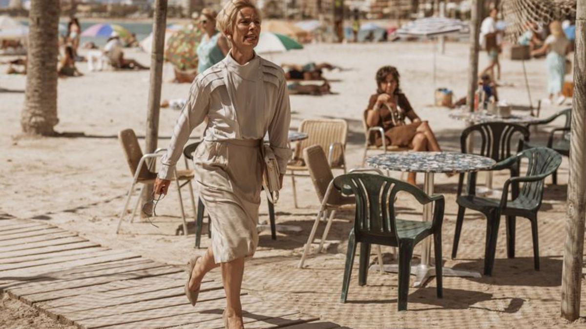 Erster Strandbesuch im Kostüm: Sylvie Adler (Sandra Borgmann).   | FOTO: RTL/PEP BONET