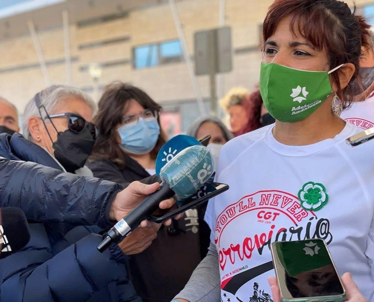 La portavoz de Adelante Andalucía, Teresa Rodríguez, atiende a los medios en Málaga