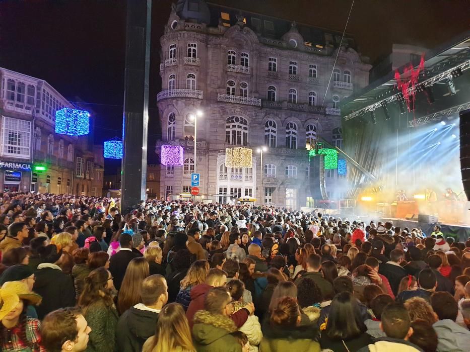 Miles de personas se congregan en el centro de la ciudad para seguir la marcha de las 28 agrupaciones que desfilaron entre Isaac Peral y la Porta do Sol.