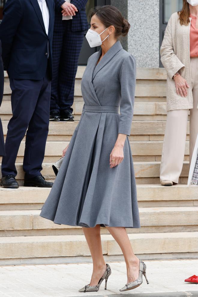 La reina Letizia ha coordinado su vestido con complementos print animal en Cartagena