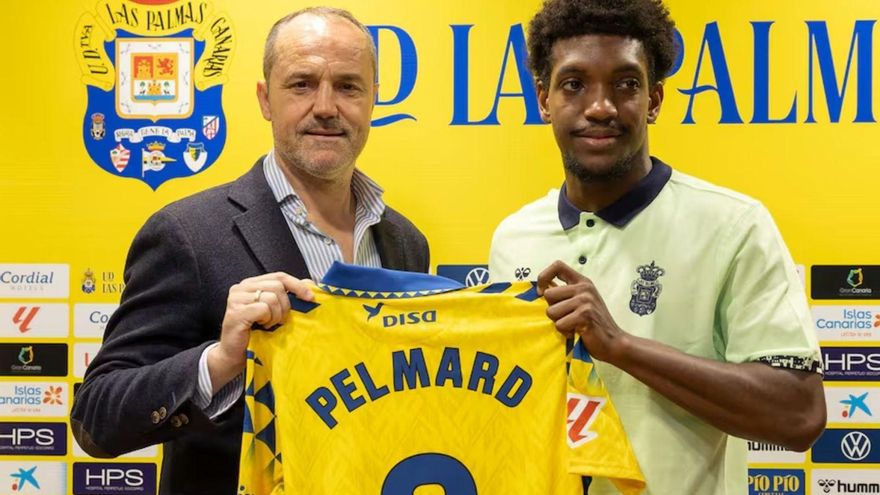 Luis Helguera Bujía, director deportivo de la UD Las Palmas, posa junta al defensa francés Andy Pelmard, el pasado 21 de enero en Barranco Seco. |