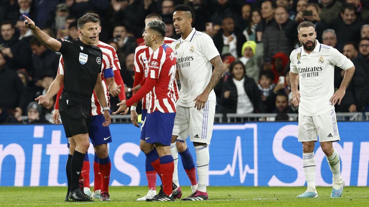 Gil Manzano expulsa a Correa el derbi del Bernabéu de este sábado.