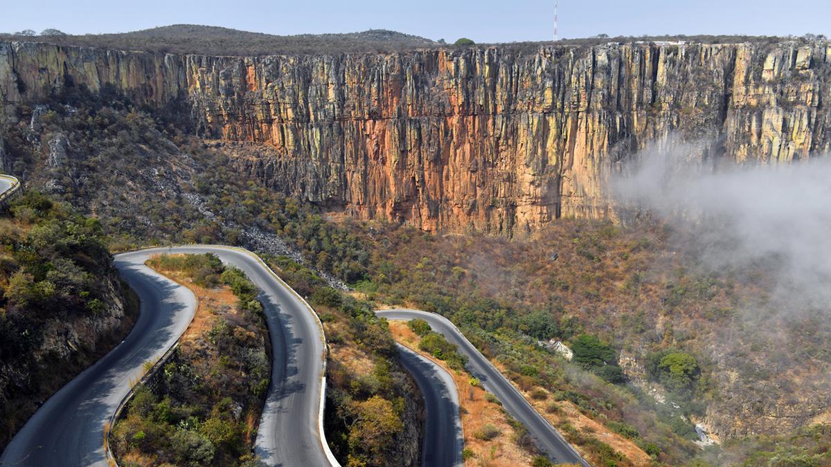 La Serra da Leba, cerca de Lubango, desciende entre curvas imposibles y paredes rocosas en uno de los paisajes más fotogénicos de Angola.