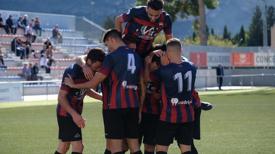 Los jugadores del Eldense celebran un gol.