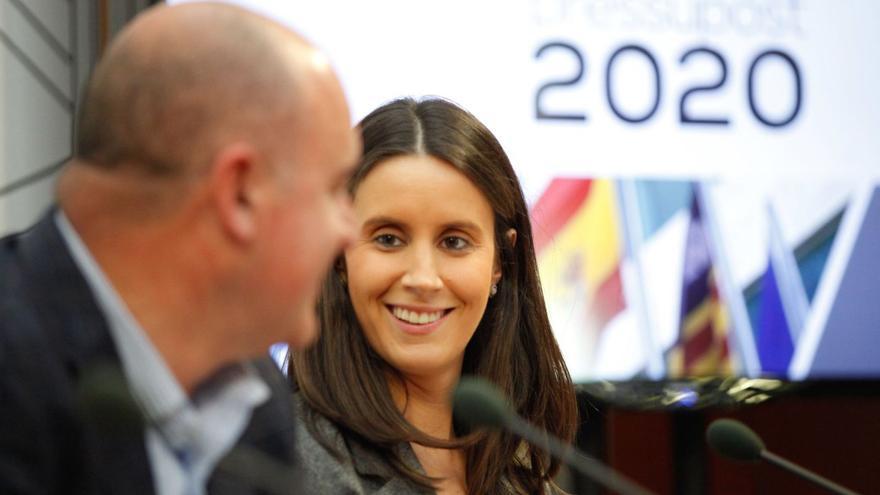 El presidente del Consell de Eivissa, Vicent Marí, y la consellera María Fajarnés, durante la presentación del presupuesto de 2020.