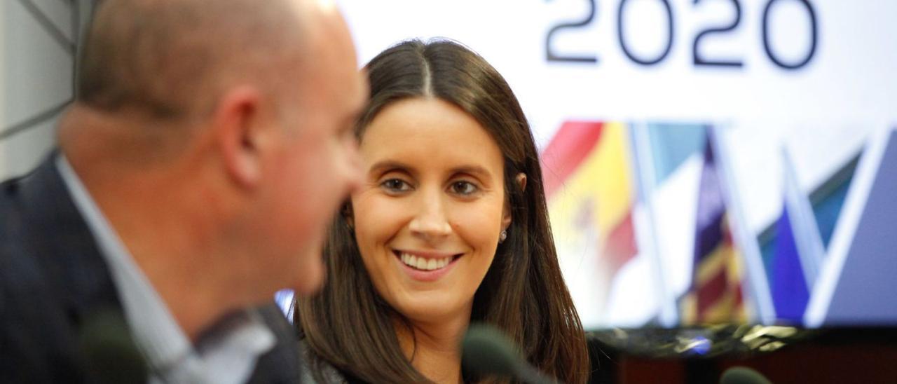 El presidente del Consell de Eivissa, Vicent Marí, y la consellera María Fajarnés, durante la presentación del presupuesto de 2020.