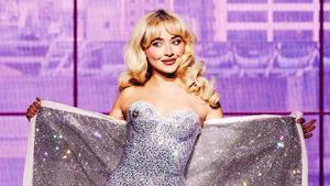 Sabrina Carpenter saltó al gran público como telonera de Taylor Swift en The Eras Tour, en el que pulió su imagen de lolita de los años 50 con lengua afilada.