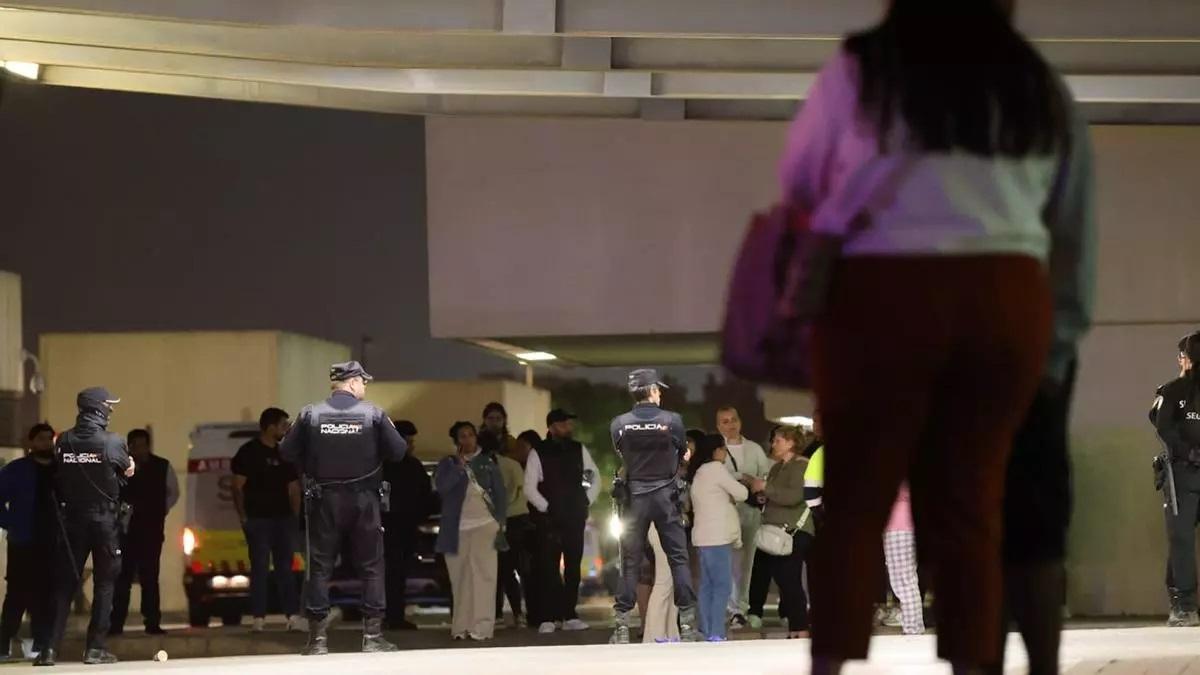 Familiares de la víctima en la puerta de urgencias del hospital la Fe de Valencia.