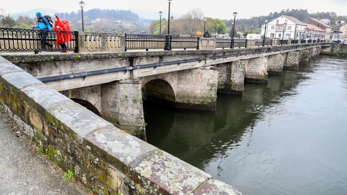 El puente romano que une Padrón con Pontecesures sobre el río Ulla.