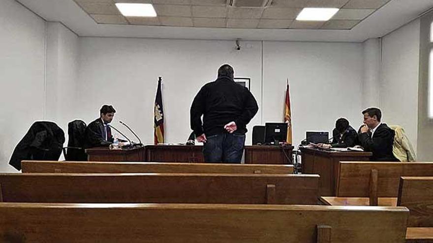El acusado, de mediana edad, durante la vista oral celebrada en los juzgados de VÃ­a Alemania, en Palma.