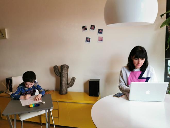 Clara Hernández con su hijo, Pablo, en casa