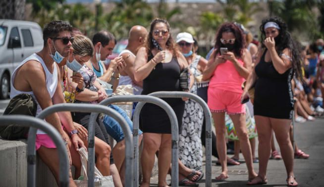 Colas para llegar a la playa de Las Teresitas .