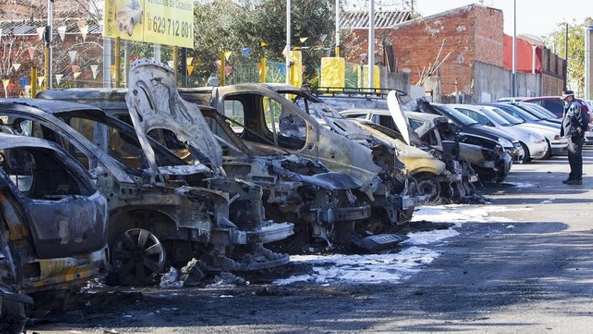 Coches quemados en un aparcamiento en una calle de Esplugues de Llobregat.