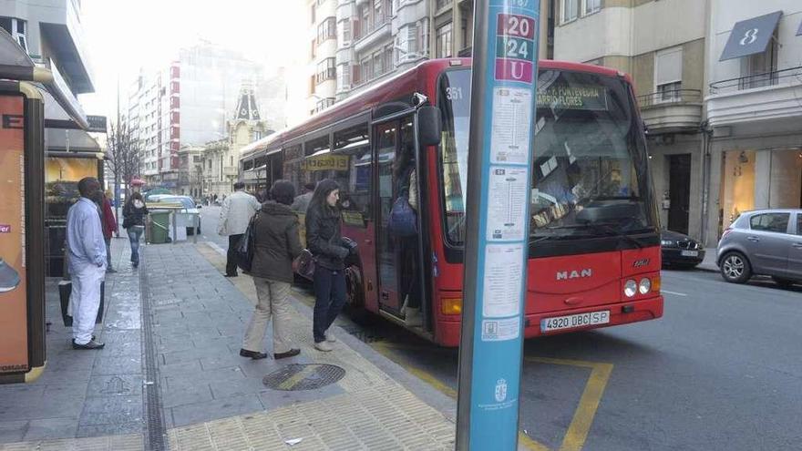 Autobús urbano en una parada de la calle Juan Flórez.