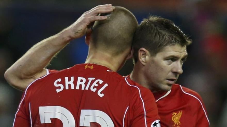 Los jugadores del Liverpool Steven Gerrard y Martin Skrtel.