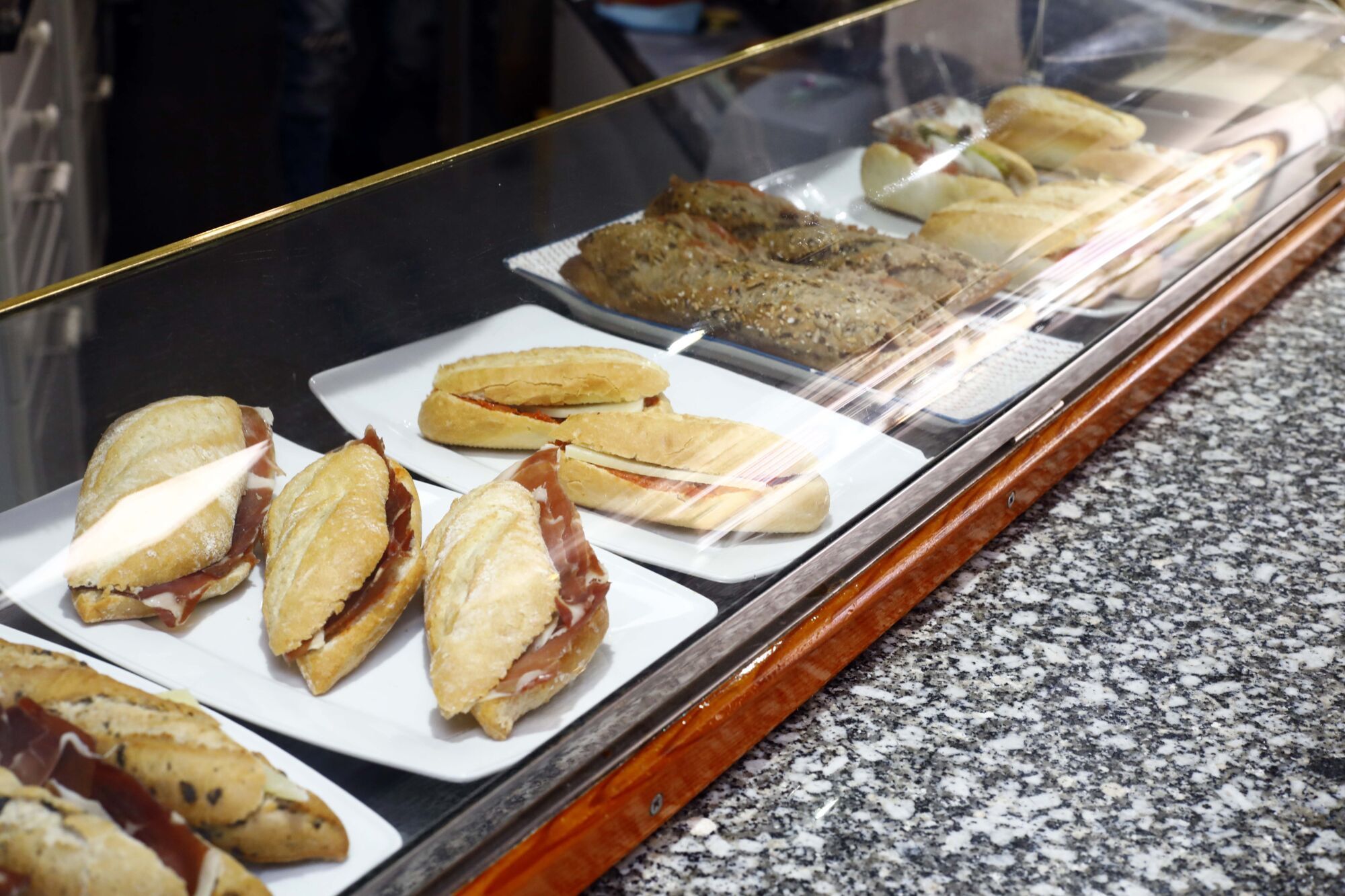 En imágenes | El Buñuel, el café de barrio de ambiente acogedor con una de las mejores tartas de queso de Zaragoza