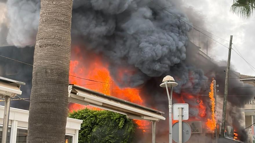 Rescatan a cuatro menores y a un adulto del violento incendio en un edificio de Can Picafort