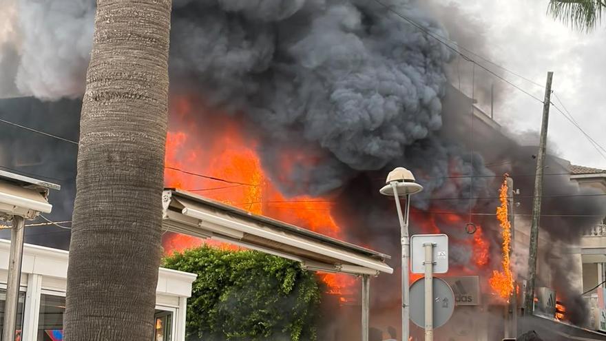 Un violento incendio arrasa una tienda de ropa en Can Picafort