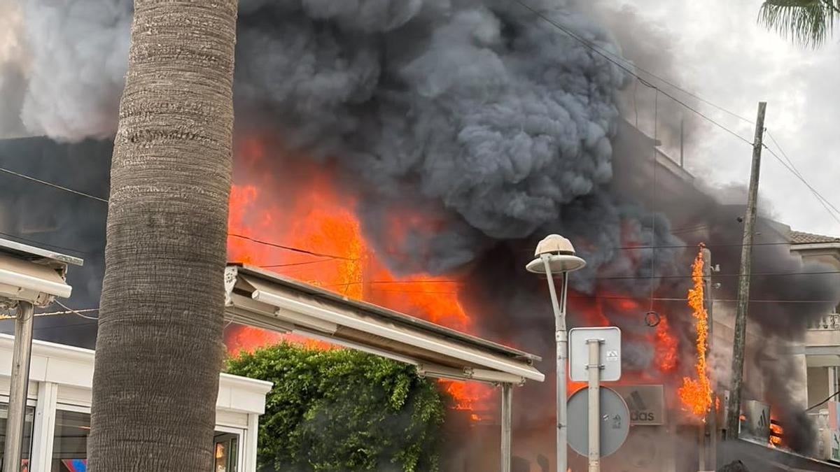 Un violento incendio arrasa una tienda de ropa en Can Picafort