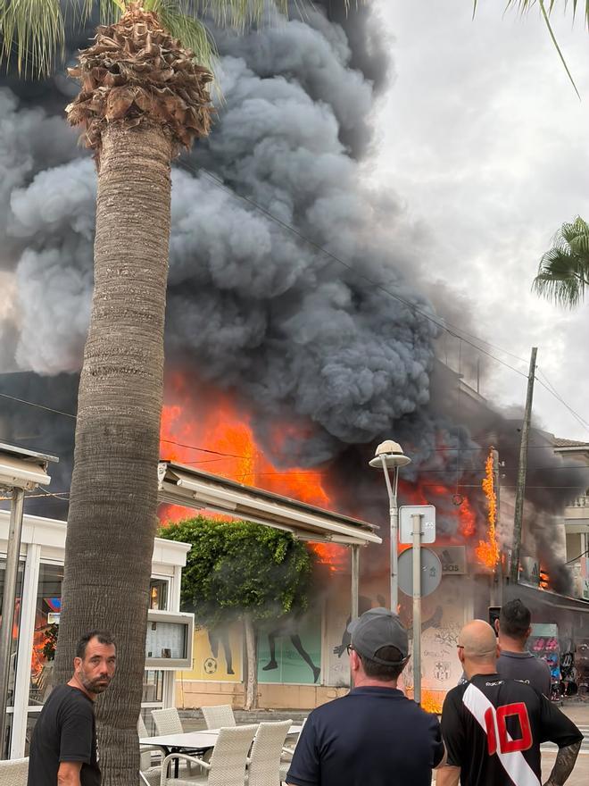 Un violento incendio arrasa una tienda de ropa en Can Picafort
