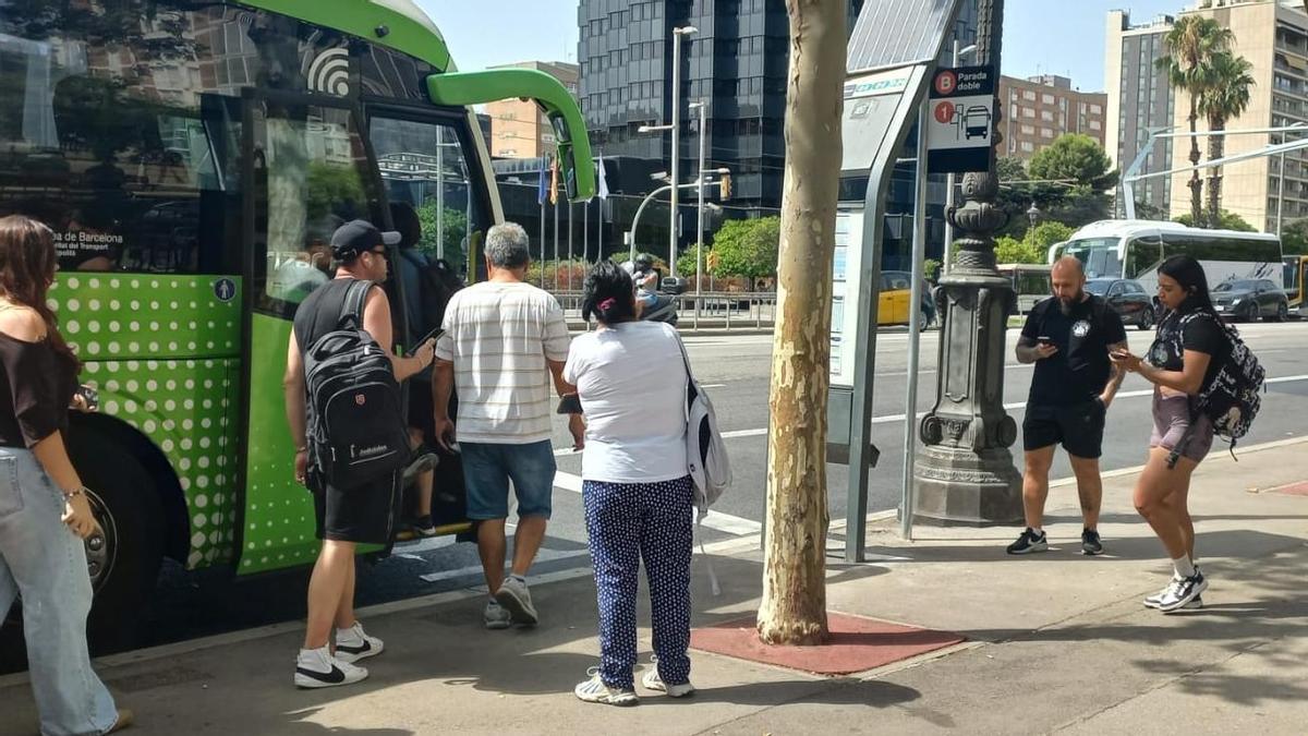 Parada del bus interurbà a la Diagonal de Barcelona