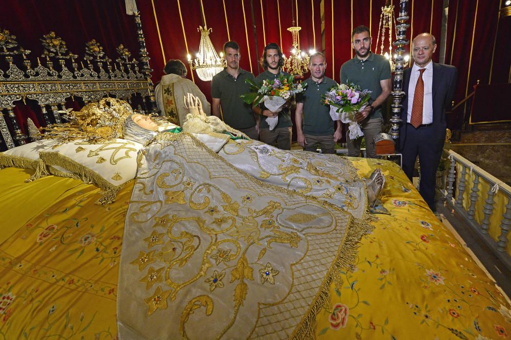 El Elche Club de Fútbol ha realizado este miércoles la tradicional ofrenda de flores a la Virgen de la Asunción.