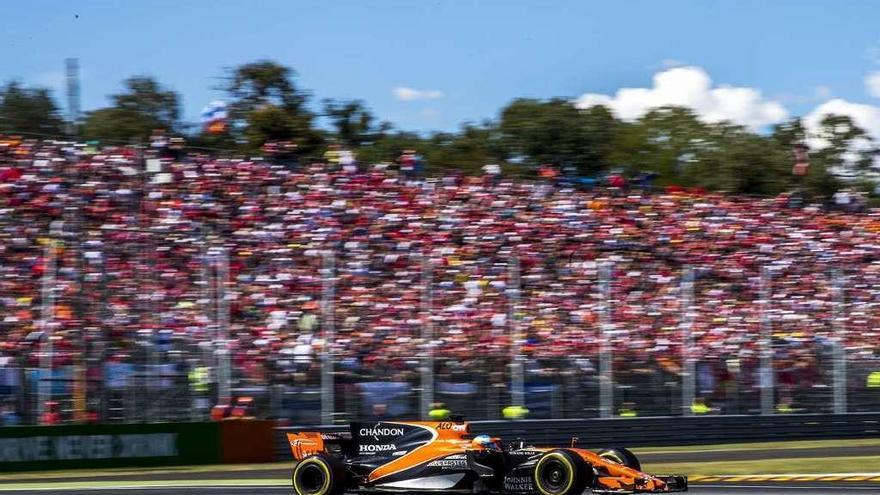 Fernando Alonso, ayer en una de ls rectas del circuito de Monza.