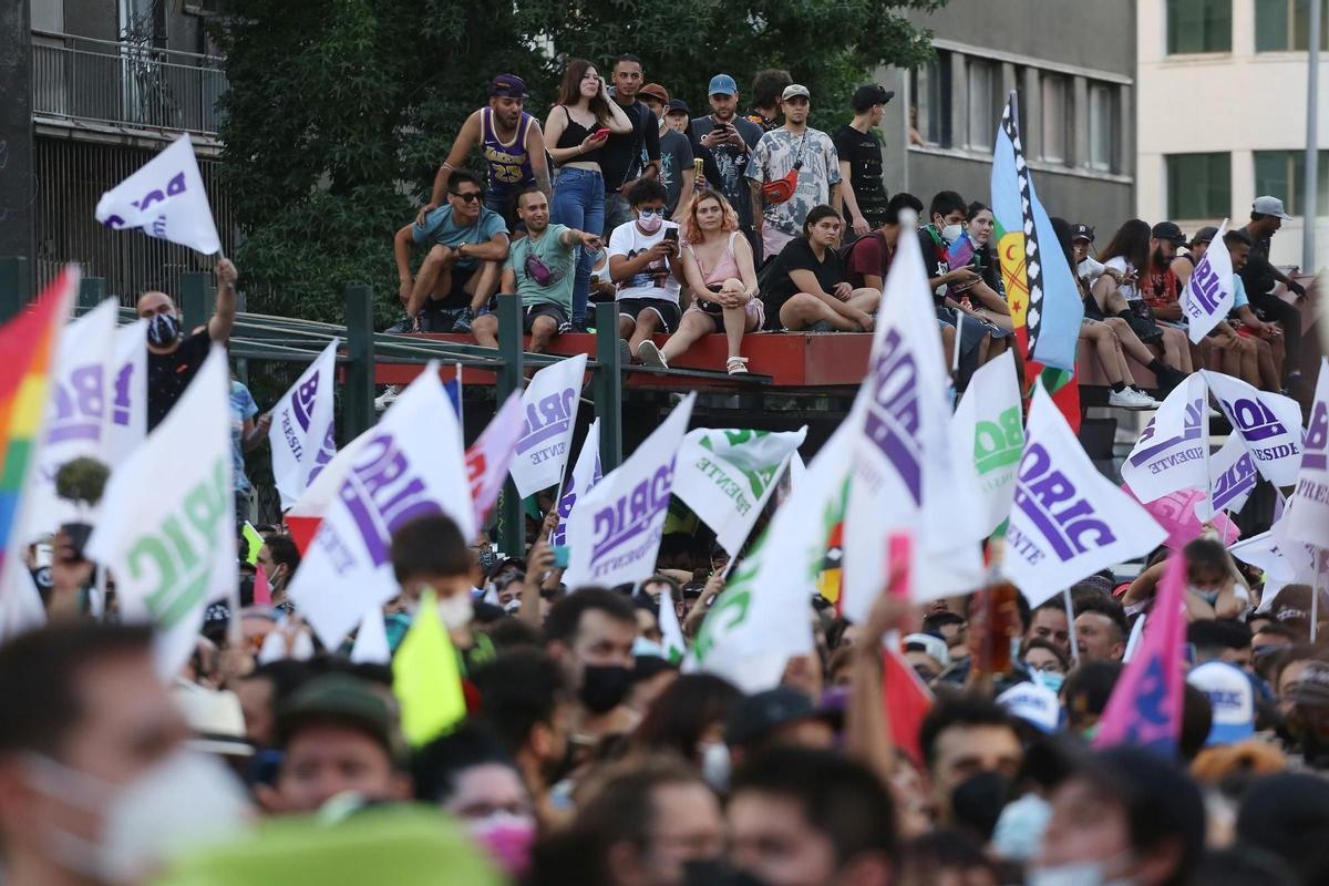 Un grupo de seguidores de Boric en las calles de Santiago de Chile.jpg Un grupo de seguidores de Boric en las calles de Santiago de Chile.jpg