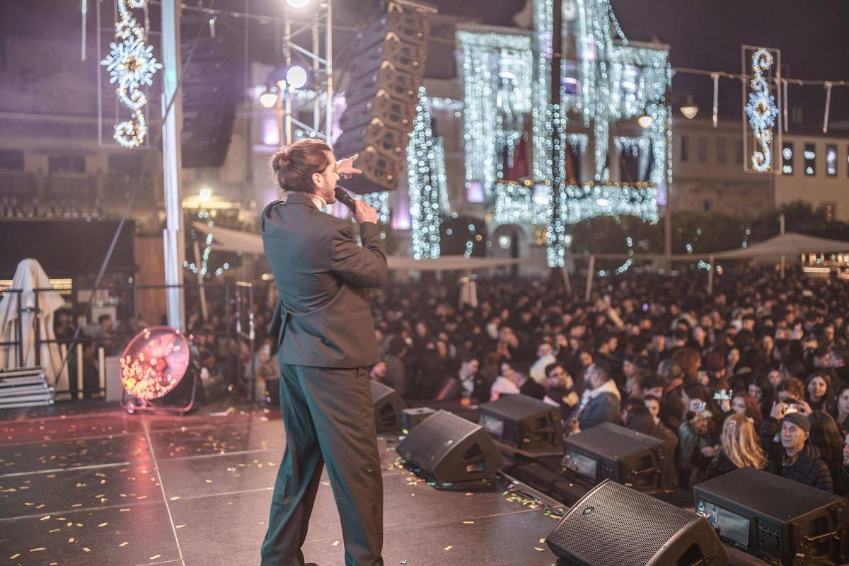 Miles de personas llenaron la plaza de España.
