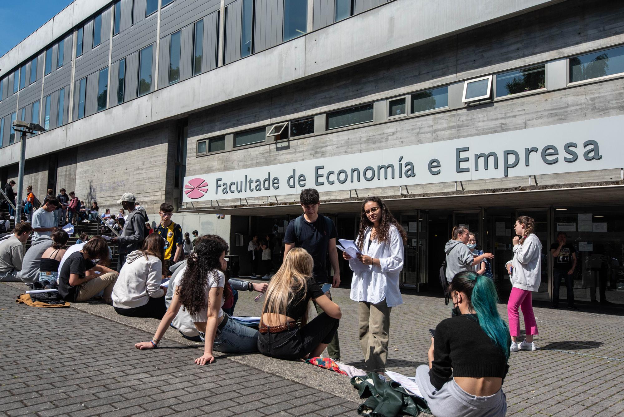 Selectividad A Coruña 2022: Primer día de los exámenes de la ABAU en los campus coruñeses