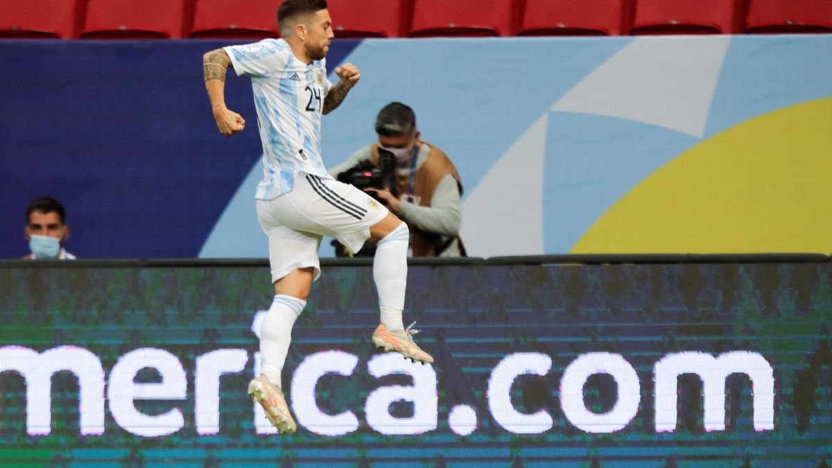 Alejandro 'Papu' Gómez celebra su gol ante Uruguay.