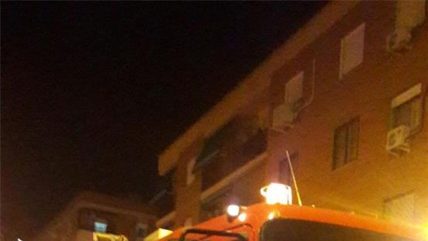 Los bomberos de Badajoz rescatan a un hombre del incendio de su vivienda