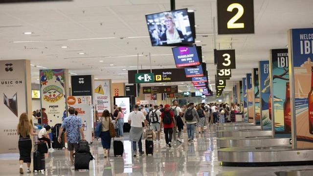 Un grupo de pasajeros, en la sala de recogida de equipajes del aeropuerto de Eivissa. | VICENT MARÍ