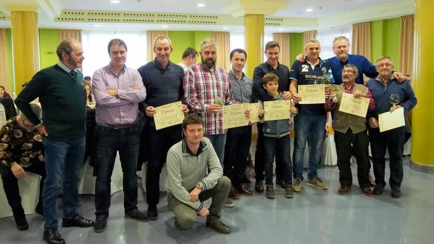 Los responsables de los diez mejores palomares de 2015 en categoría absoluta, tras recoger sus premios.