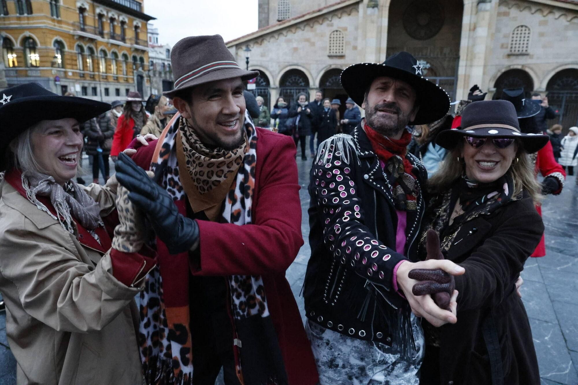 EN IMÁGENES: Flashmob en honor a Tino Casal en Gijón