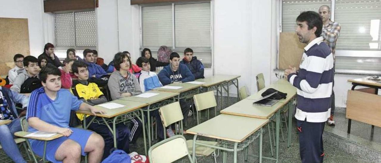 Óscar Bruzón en su visita al IES Illa de Tambo de Marín. // Santos Álvarez