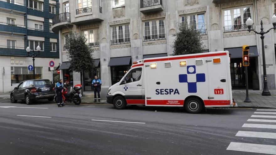 La Policía Local y los servicios sanitarios, ayer por la mañana, en la calle de Marqués de San Esteban tomando declaración al conductor del coche.