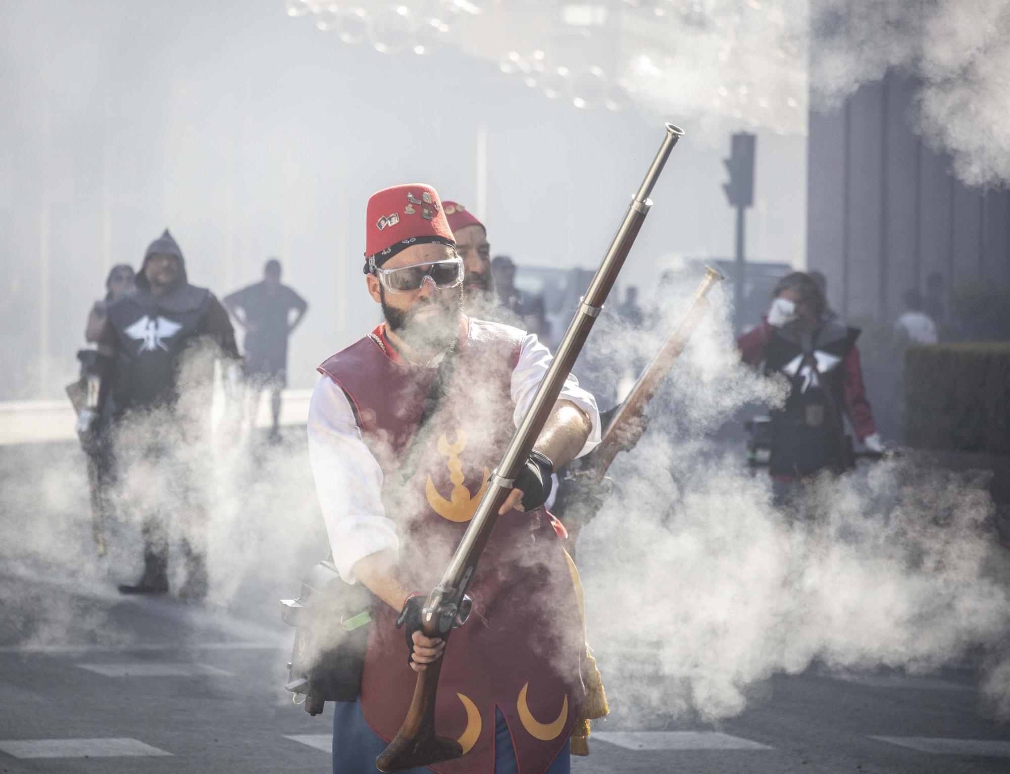 El potente Alardo de los Moros y Cristianos despierta a Elche