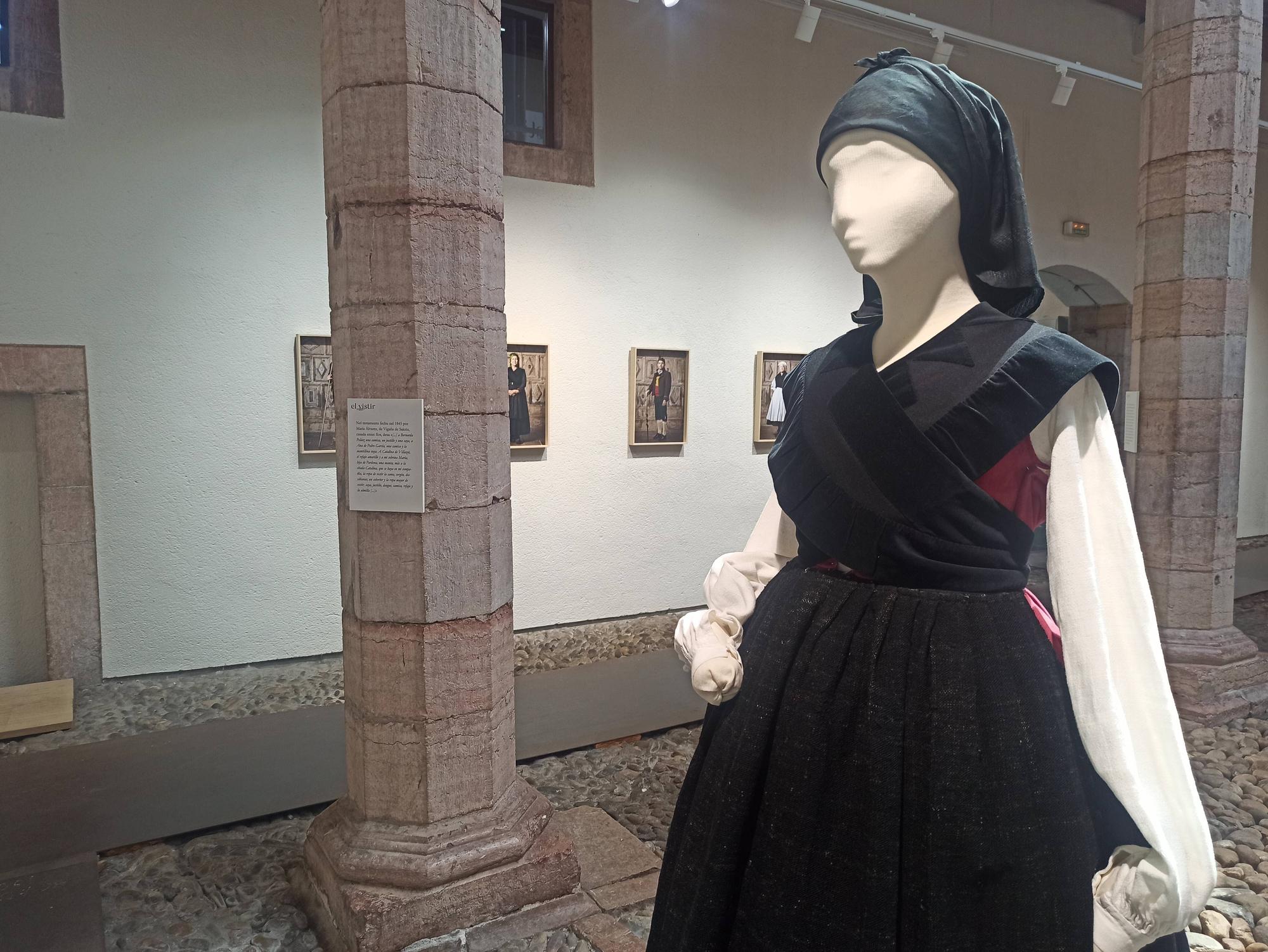 EN IMÁGENES | Así es la exposición "El vistir" sobre el traje tradicional asturiano