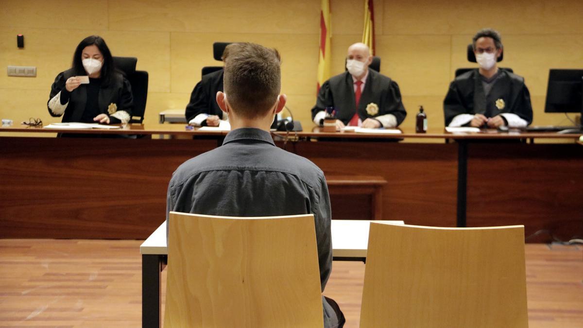 D&#039;esquenes, el jove que s&#039;enfronta a 8 anys de presó acusat d&#039;abusar sexualment d&#039;una amiga a Girona