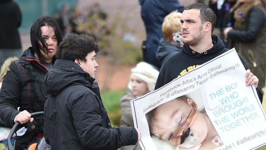 Protestas en apoyo al bebé Alfie Evans.