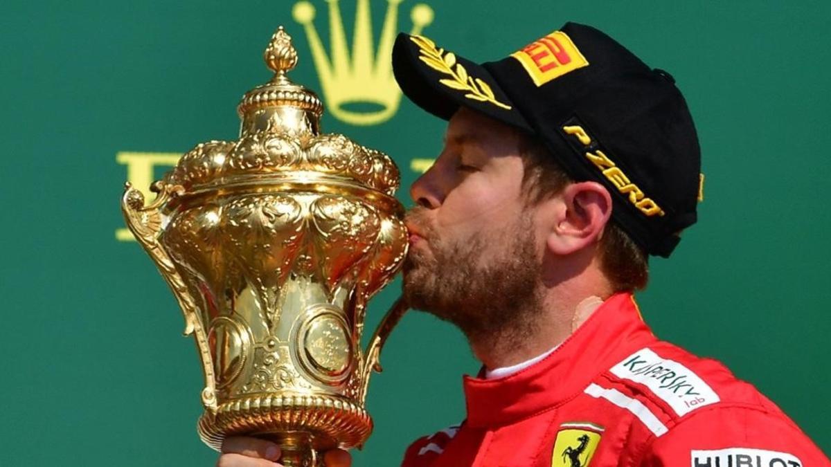 Sebastian Vettel (Ferrari) besa la copa de ganador del GP de Gran Bretaña de F-1.