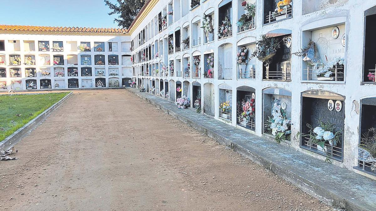 Una de les zones del cementiri de Salt on s’ha millorat el paviment.