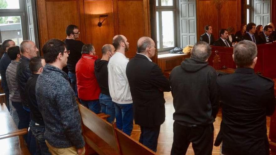 Los catorce acusados en el juicio celebrado ayer en la Audiencia de Pontevedra. // Rafa Vázquez