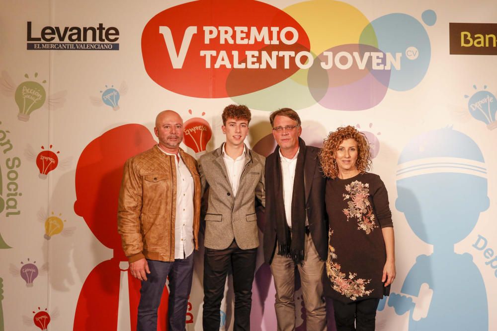 Los invitados posan en el photocall de los premios Talento Joven CV.